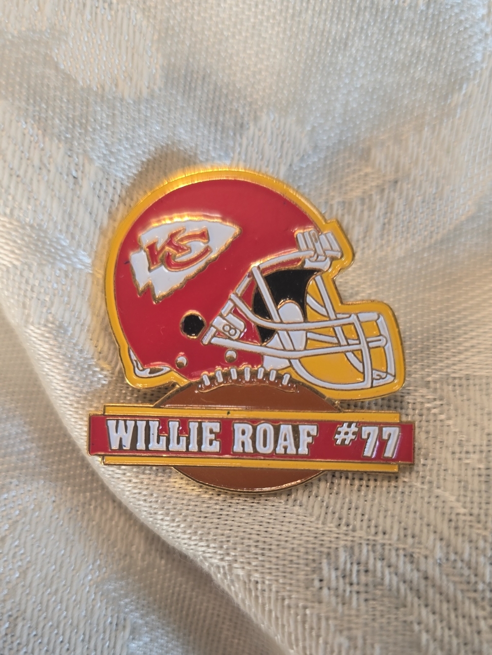 Kansas City Chiefs Red & Gold Football Helmet Pin - Willie Roaf #77